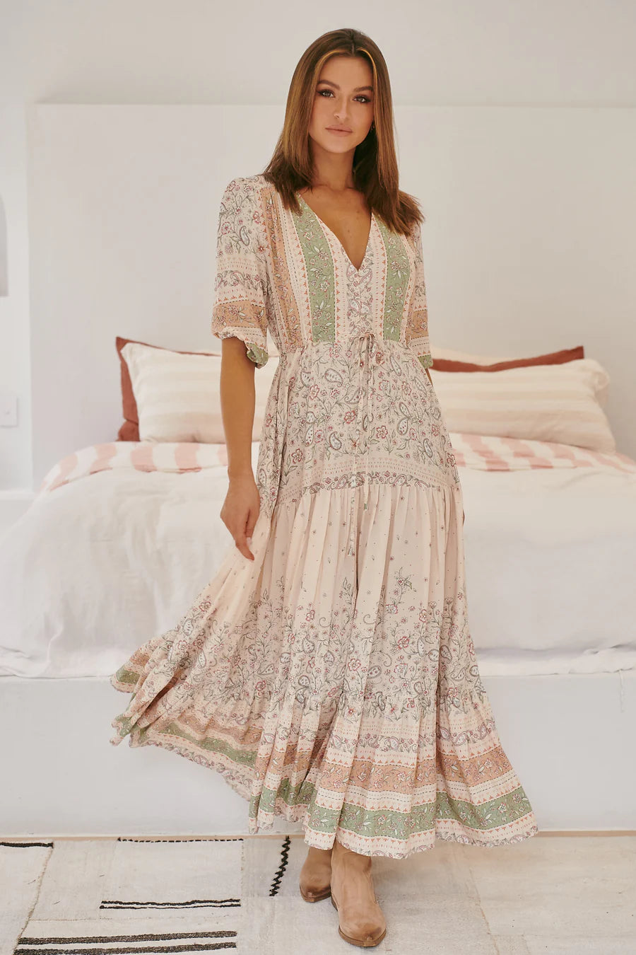 Embrace elegance with the Tessa Maxi dress in Mist Flower. The V neckline with tie and buttoned bodice create a flattering silhouette, while the drawstring waist accentuates your curves. Exuding sophistication, this maxi dress is perfect for any special occasion.