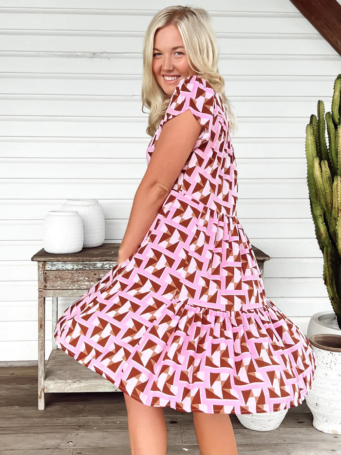 Introducing the Tracey Mini Dress, crafted with a luxurious Euphoria print and detailed with signature button details. Featuring a flattering V-neckline, cap sleeves, and optional waist tie, this piece exudes elegance and sophistication. For an effortlessly classic look, the Tracey Mini Dress is sure to be your new go-to.