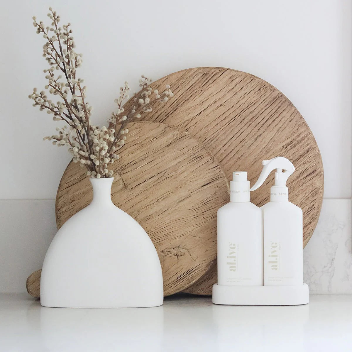Clean up in style with our Bench Spray & Dishwashing Liquid - Kitchen Duo Honeydew. This Australian-made set features 300ml of refreshing Lemon Myrtle & Honeydew dishwashing liquid and hand wash, plus a matching tray. With all-natural botanical extracts and essential oils, it's palm oil free and cruelty-free. Vegan and effective - no compromises!