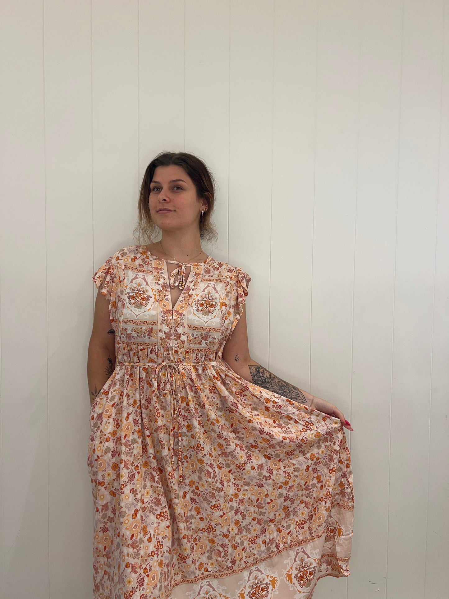 Look luxurious in the Mylah Midi Dress. Delicately crafted with gold detailing, this opulent piece features a v-neck and pocket detailing for optimum comfort. Inspired by the world of art and fashion, its sophisticated style is perfect for special occasions.