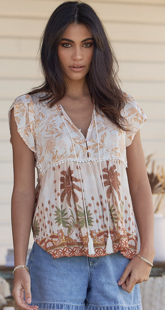 Unleash your boho vibes with the Ella Top in the vibrant Yasmin print. Featuring delicate crochet and playful tassel tie-up details, this top also offers a relaxed fit and airy short sleeves. A perfect blend of style and comfort.