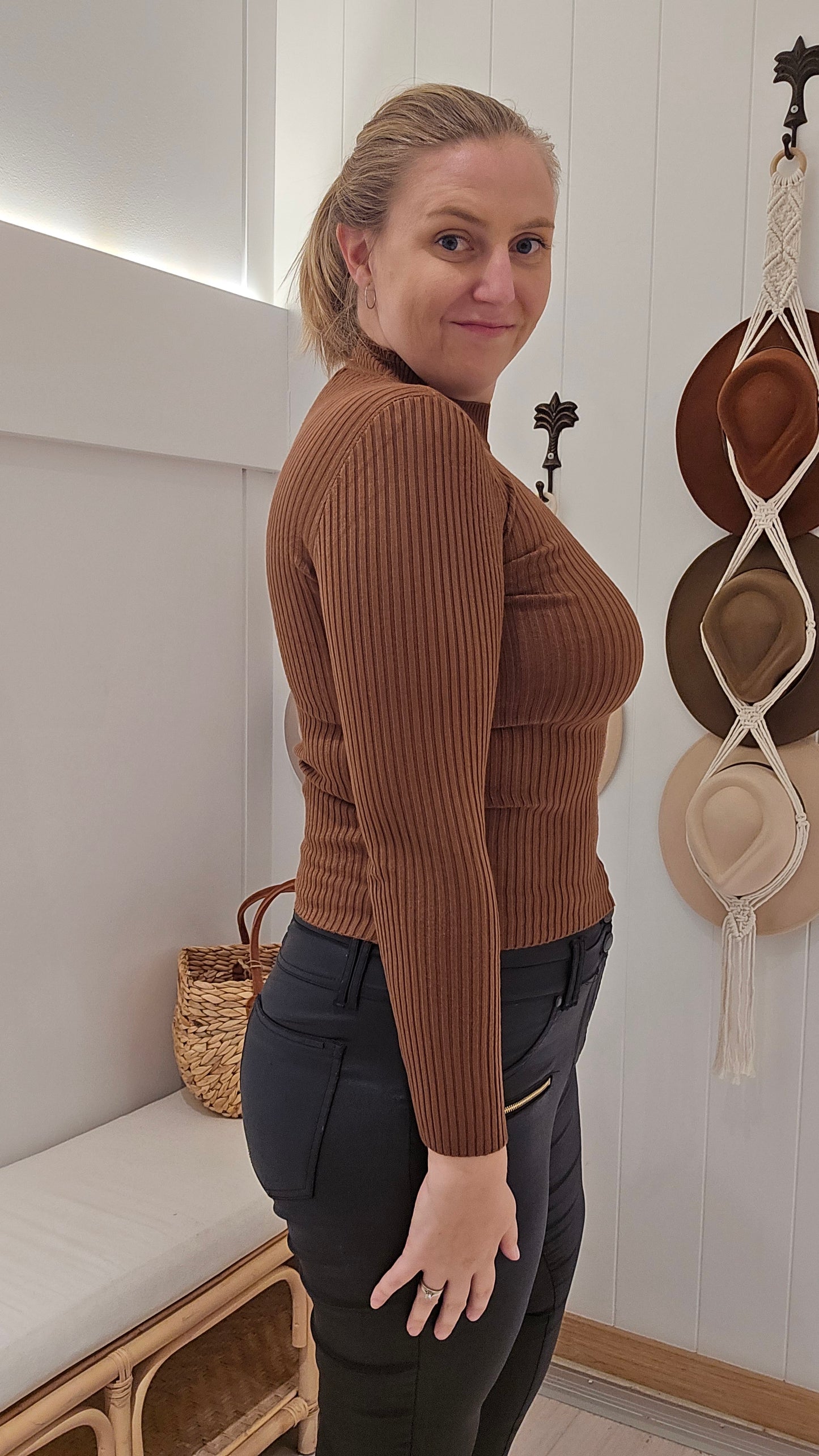 Unleash your inner fashionista with the Erin Ribbed Skivvy in Chocolate. Made from a stretchy knit material, this top offers both style and comfort. Perfect for any occasion, with long sleeves and a high skivvy neck to keep you warm. Don't miss out on this versatile and trendy piece!