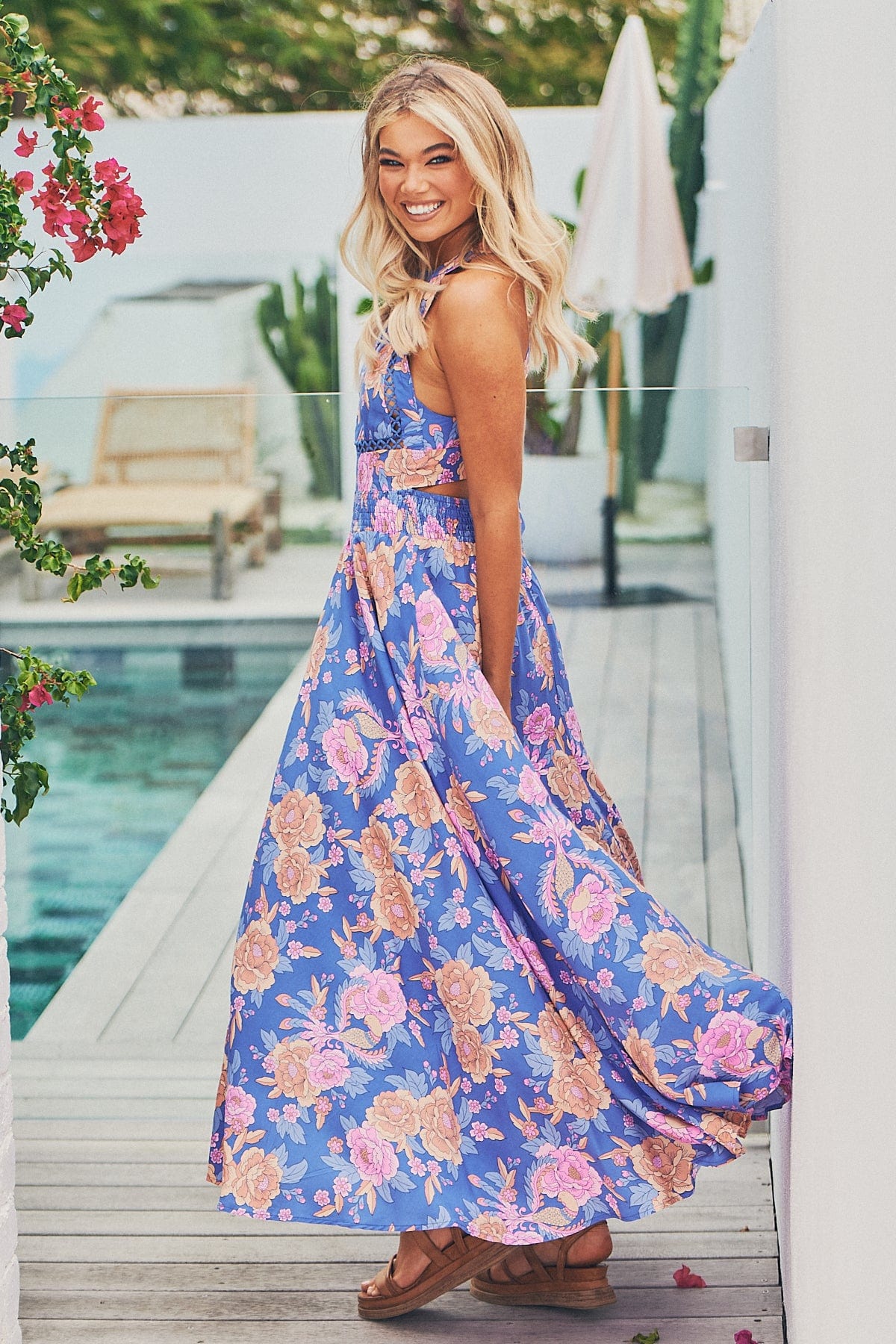 Look like an ethereal goddess in the Endless Maxi Dress! Featuring a crocheted high neck, elastic ribbed waist, elegantly open back, and thigh-split, you'll be turning heads wherever you go. And best of all, it comes in a gorgeous Glastonbury Print for a unique look that's sure to be a hit! Step out in style and turn dreams into reality.