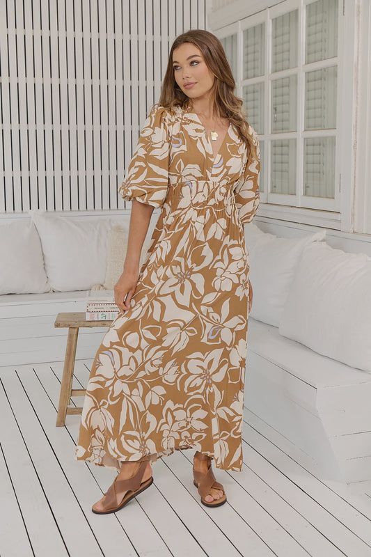 Dress to impress in the Sonya Maxi - Champagne Mist Print. With a flowy fit and a sophisticated V neck, this maxi dress exudes elegance. The elastic waist provides comfort while also accentuating your figure. In this dress, you'll feel like you're walking on air.
