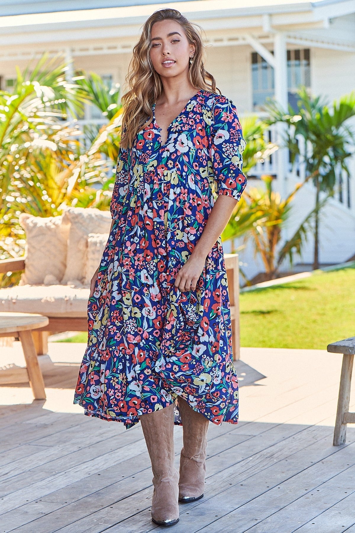 Get ready to stand out in style with the Eve Midi - Carnation Print! This playful dress features a V neckline, detachable tie, buttoned bodice, and long sleeves with elastic cuffs. The frilled hem adds a touch of fun to this unique and quirky piece. Time to add a pop of colour to your wardrobe!