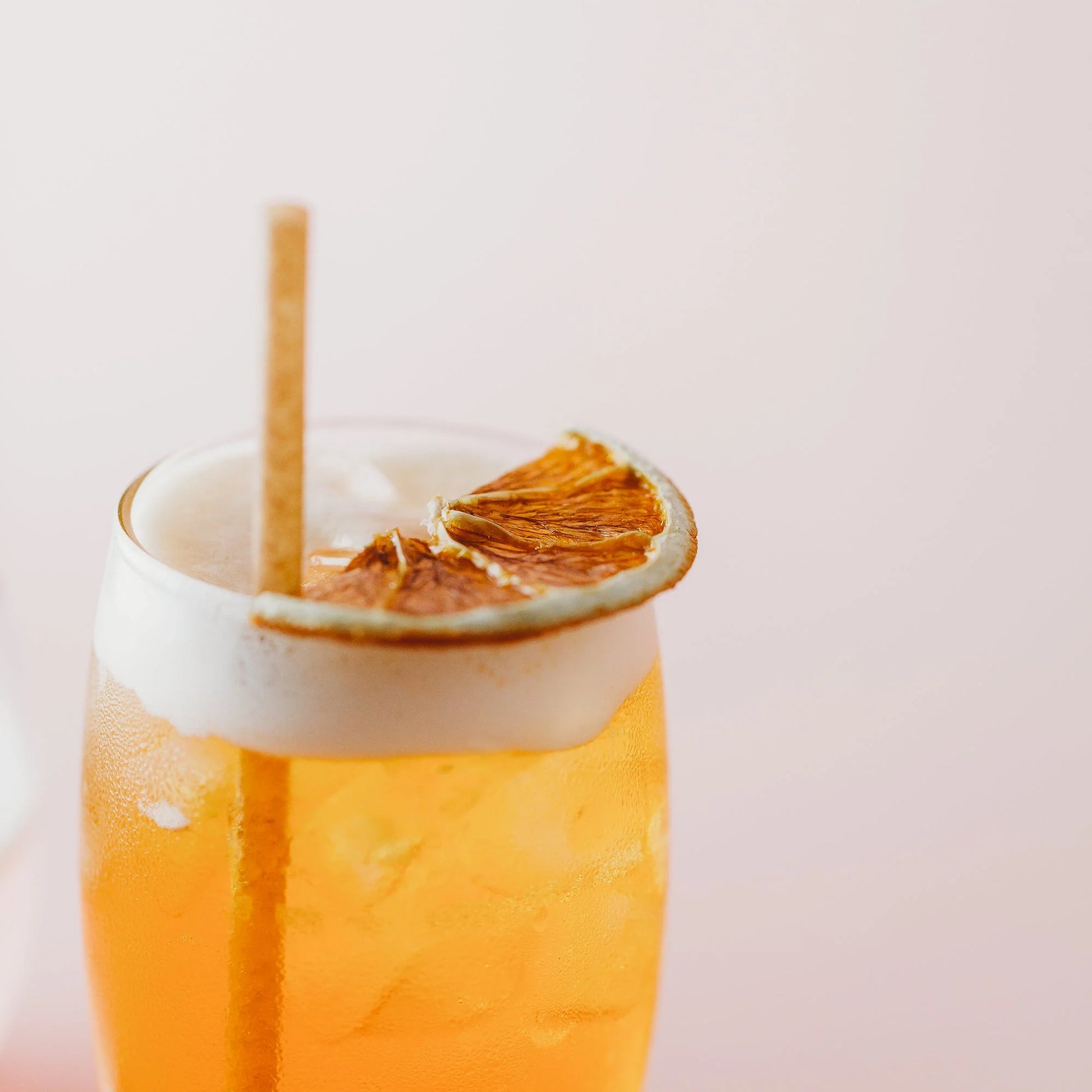 Make your favorite cocktails look and taste amazing with these 50g of dehydrated orange slices! Dried Orange Cocktail Garnishes in a jar adds a natural sweetness and accentuates the complexity of the drink. Slice into a Margarita, Old Fashioned, or Daiquiri to make a show-stopping drink! (You'll be the talk of the town.)