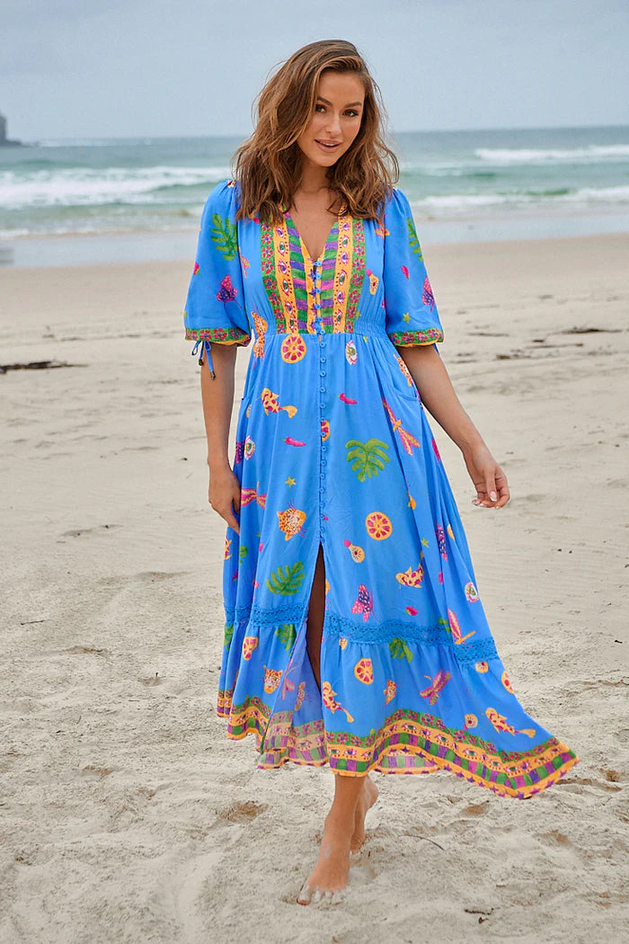 Elevate your style with our Molli Maxi dress in Mati Print. Featuring a flattering elasticised waist and convenient 3/4 sleeves, this versatile dress is perfect for any occasion. Plus, it comes with a button detail and pockets, making it both stylish and practical. Look and feel your best with Molli Maxi!
