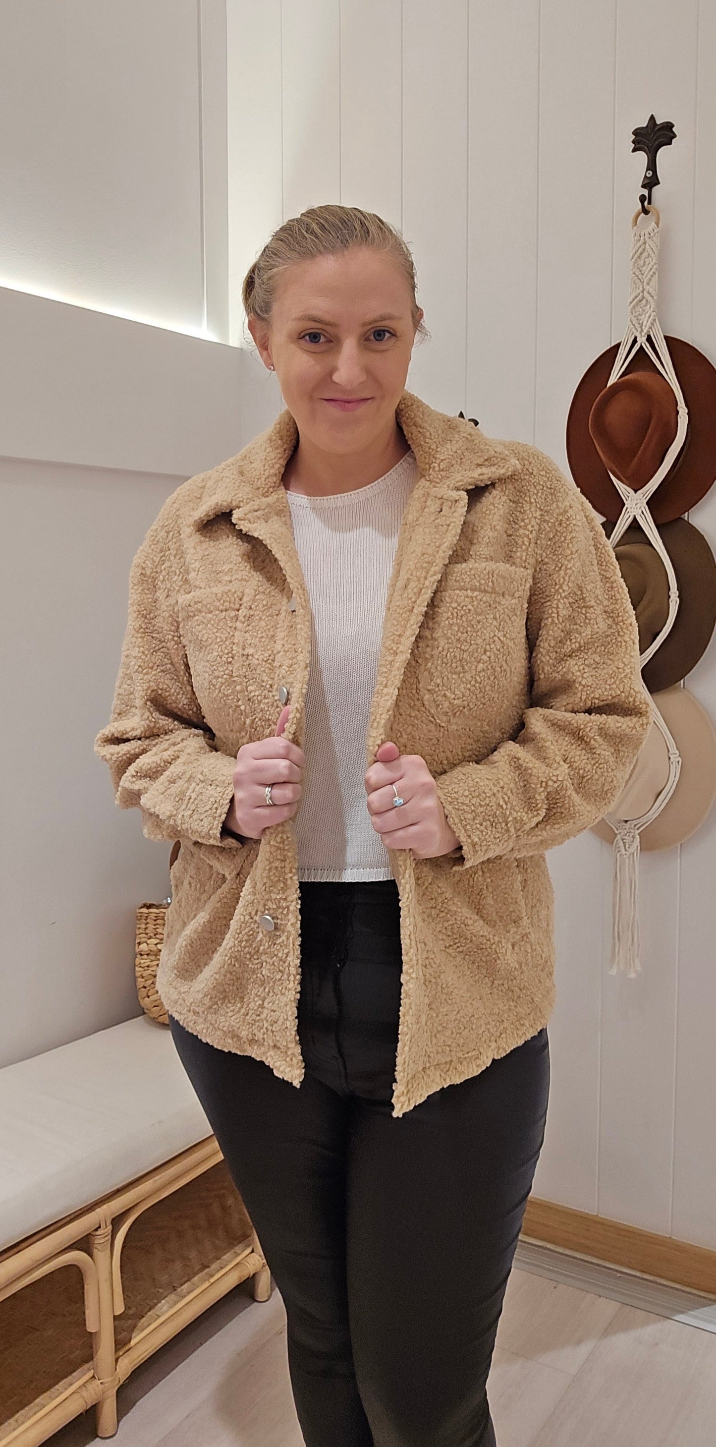 Stay warm and stylish with the Teddi Coat in classic brown! Made with a wool-like material, this coat features 4 practical pockets and button sleeves for added convenience. Perfect for braving chilly weather in style.