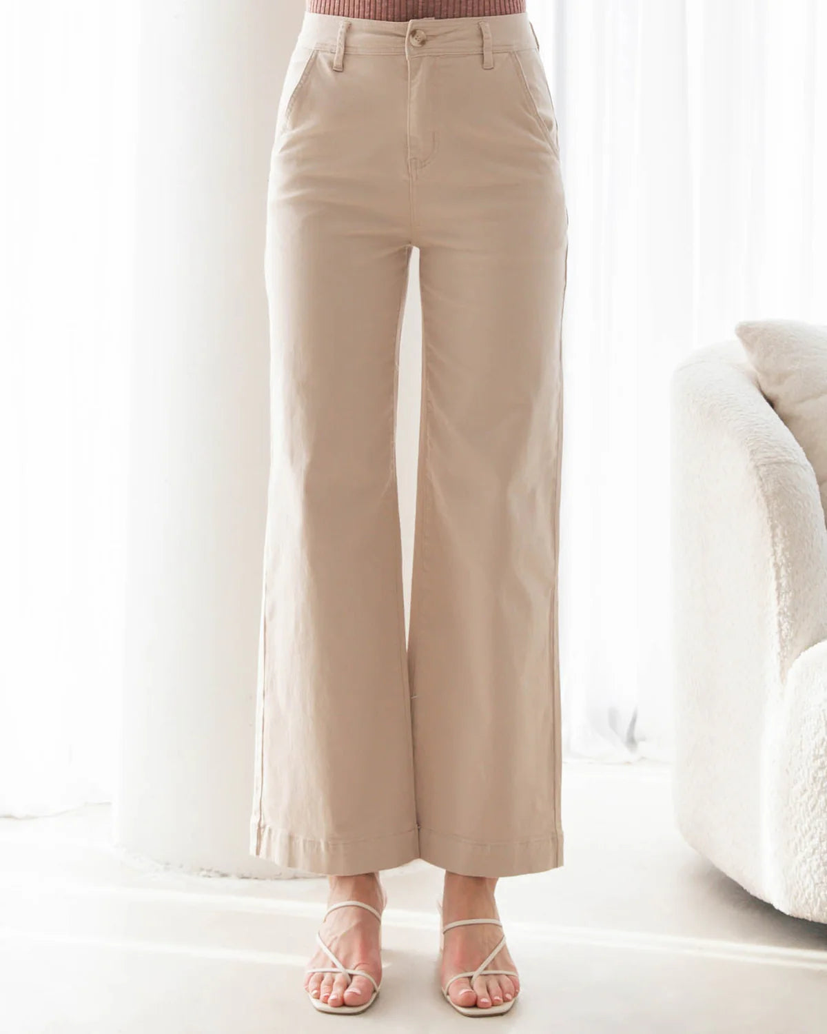 The Jenna Jeans in Beige offer a killer combo of comfort and coolness with their lightweight, stretchy and breathable fabric. These motion wide-leg jeans come with functional buttons and zipper front, high rise waist, and plenty of pockets for convenience. Style them with a plain white tee and oversized blazer for a timeless weekend look.