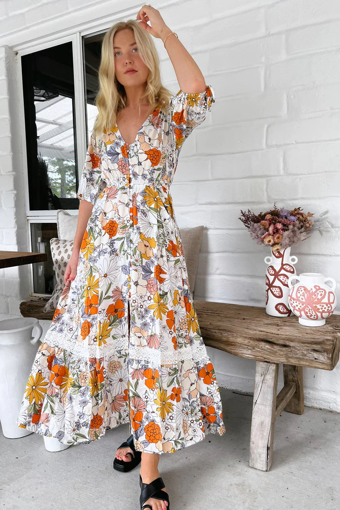 Get ready to turn heads in the Dalilah Maxi Dress - Molli Print. With its unique Molli print, this dress is sure to make a statement. But it's not just about looks - the button detail, pockets, elastic waist, and 3/4 sleeves make it both stylish and functional. (Trust us, you'll want to live in this dress!)