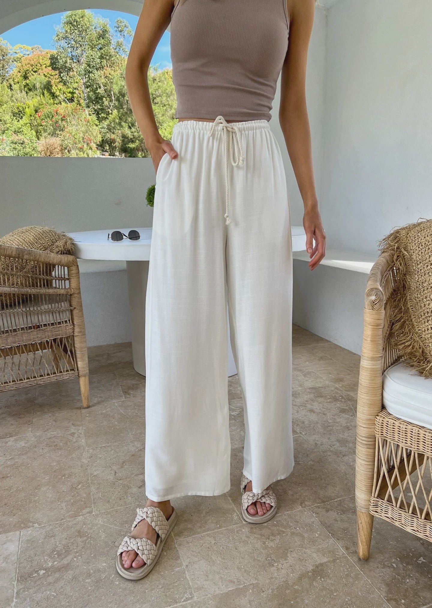These breezy linen pants will be your go-to for any casual day out. With their comfortable elasticated and drawstring waist, you'll never have to worry about a snug fit. Plus, the added pockets make them both stylish and practical. Perfect for any laid-back look!