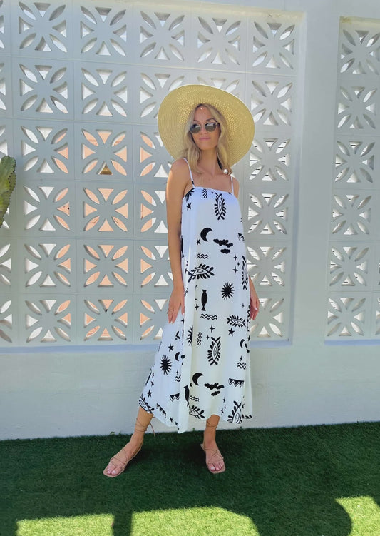 The Celia Maxi Dress boasts a playful square neckline and adjustable spaghetti straps for a perfect fit. It also features convenient pockets and a rouched back for added comfort. Stay effortlessly stylish in this Sol Cream Print design.
